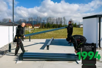 Die einzelnen Teile einer Stahlpergola werden sortiert und zugeordnet