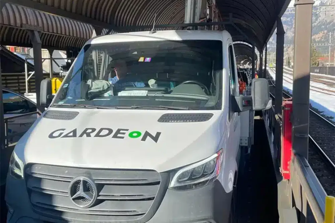 Das Montageteam auf einem Zug mit dem Van