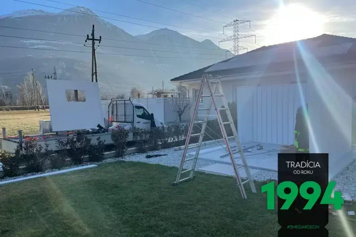 Das Gartenhaus in Schweiz wird montiert