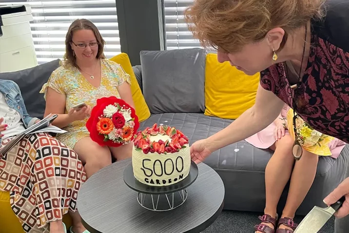 Die Kolleginnen schauen sich die Torte an