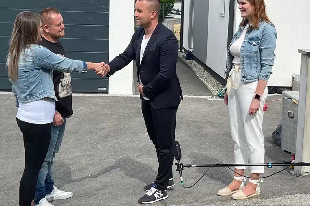 Der Chef schüttelt Hand mit den Kunden