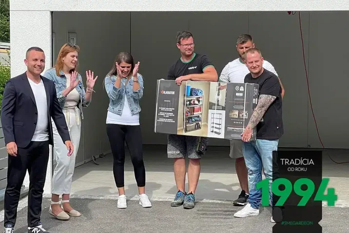 Die Kunden freuen sich über ihren neuen Regal