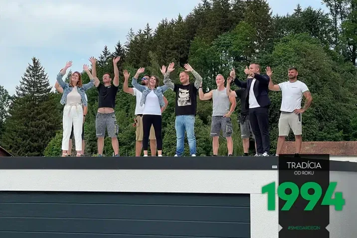 Alle winken aus dem Garagendach zum Abschied