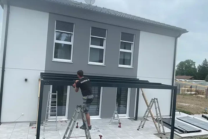 Die GARDEON Überdachung wird montiert