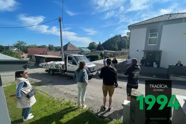 Die Monteure laden den Van aus