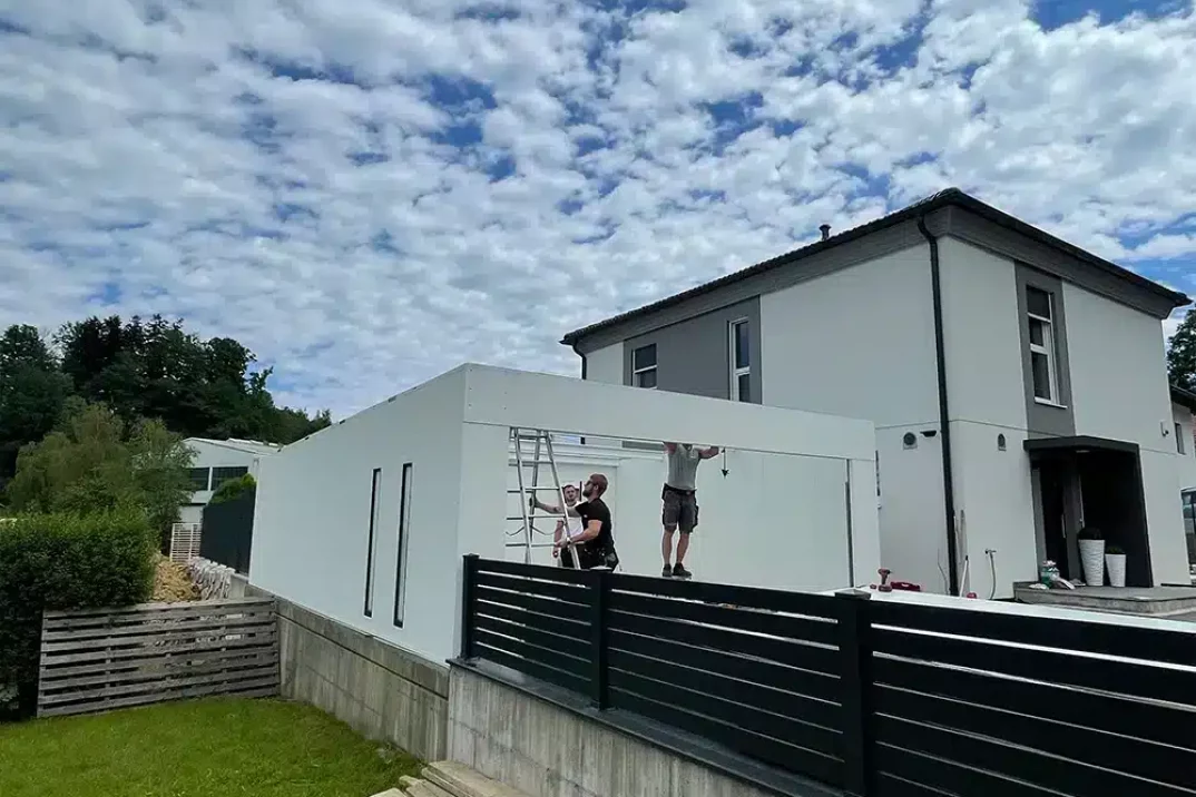 Die GARDEON Monteure arbeiten an der Fertiggarage