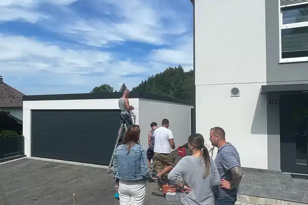 Unsere Kollegin besprecht das Projekt mit den Kunden