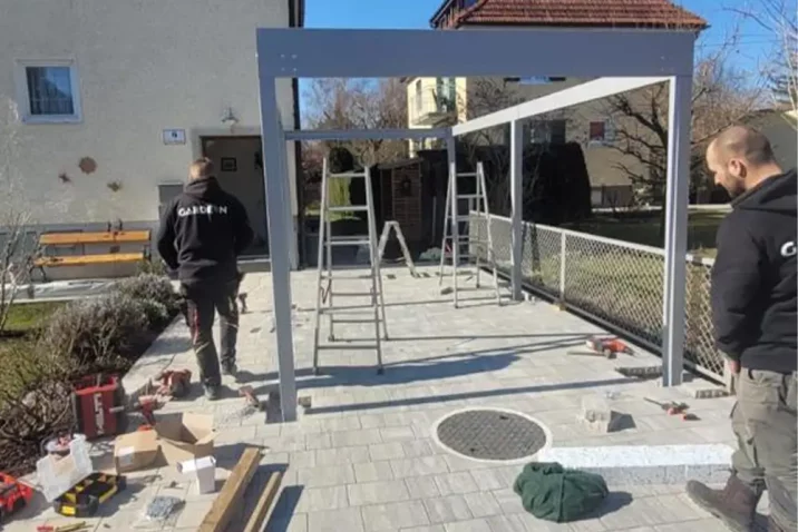 Das Carport von GARDEON wird montiert
