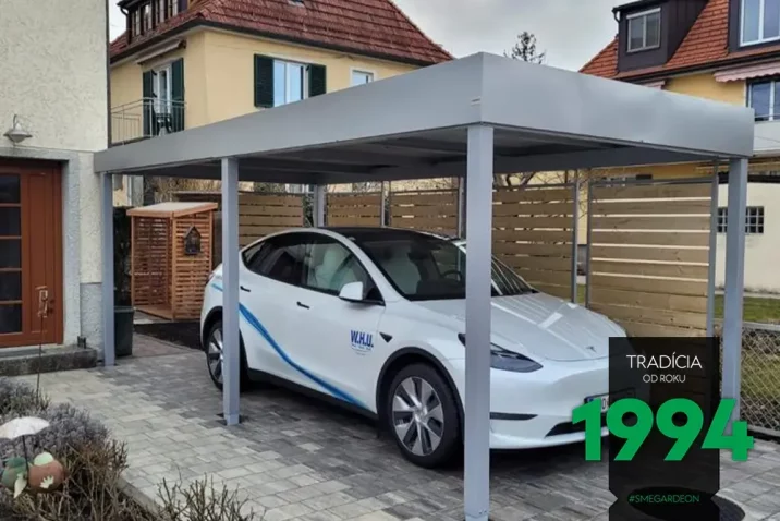 Die Tesla parkt bequem unter dem neuen GARDEON Carport