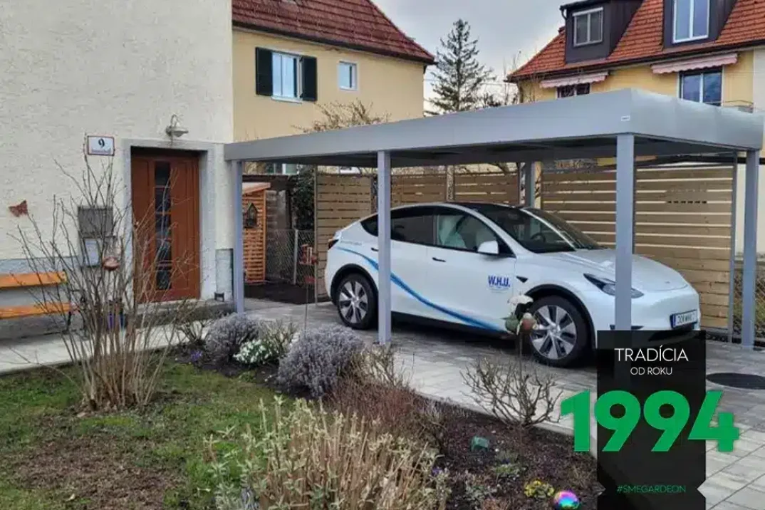 Tesla geparkt unter einem Stahlcarport