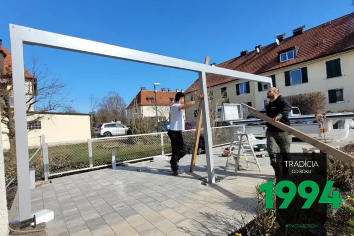 Die Stahlkonstruktion des Carports wird aufgebaut