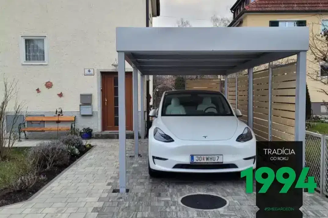 Eine Tesla parkt unter dem GARDEON Carport in farbe Aluminium-Weiß