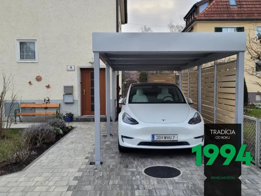 Eine Tesla parkt unter dem GARDEON Carport in farbe Aluminium-Weiß