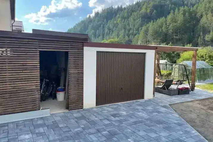 Einfache GARDEON Einzelgarage mit Schwingtor