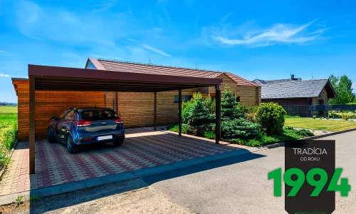 Ein wartungsfreies GARDEON Carport vor Holzkonstruktionen