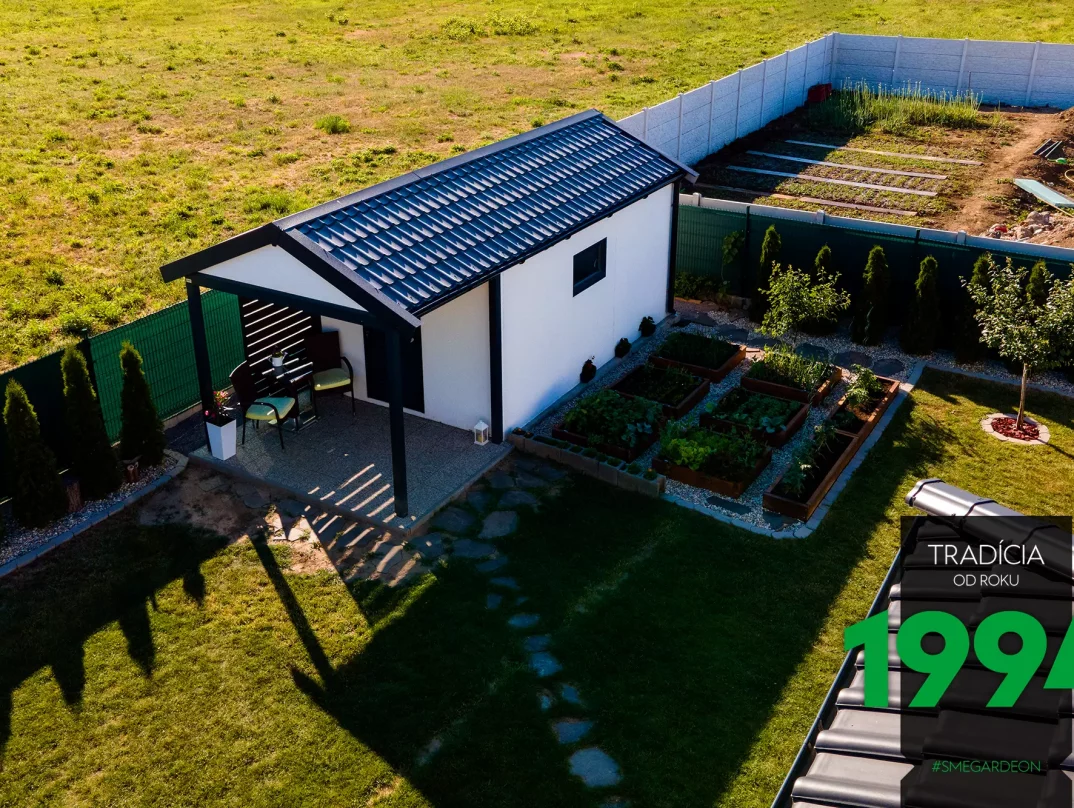 Eine moderne Gartenhütte in der eher klassischen Ausführung mit Satteldach