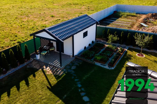 Eine moderne Gartenhütte in der eher klassischen Ausführung mit Satteldach