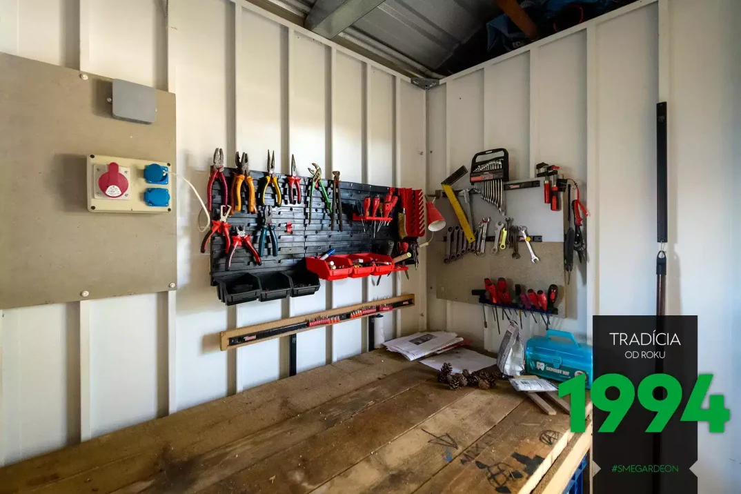 Aufhängungssysteme, die an eine ungedämmte Wand montiert worden sind