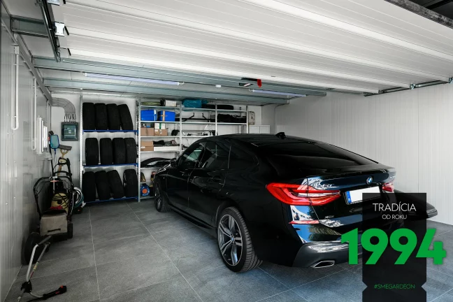 BMW parkt in einer komplett isolierten GARDEON Garage