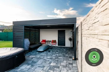 Gartenhaus mit Pergola