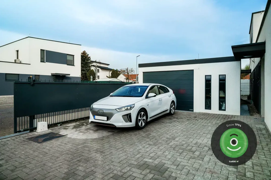 Fertiggarage GARDEON mit einem Tor von Hörmann