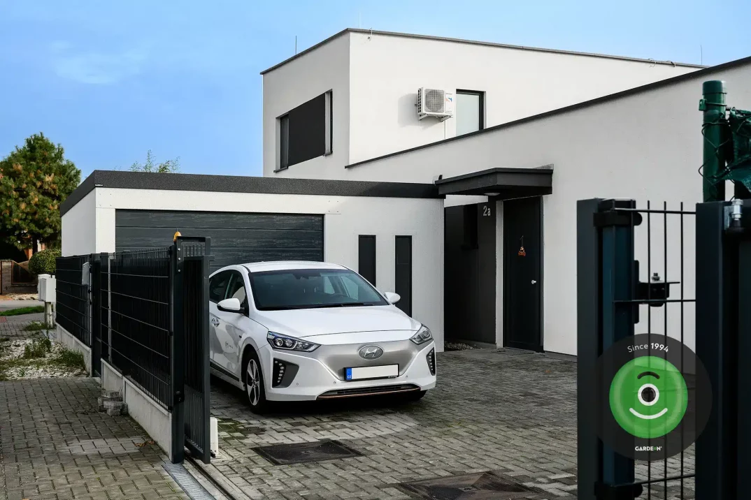 Fertiggarage GARDEON mit einem Tor von Hörmann