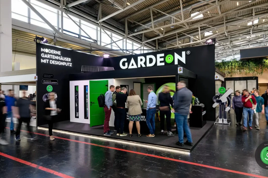 GARDEON Gartenhaus mit seitlicher Überdachung mit Kunden 9 auf der bau 2023