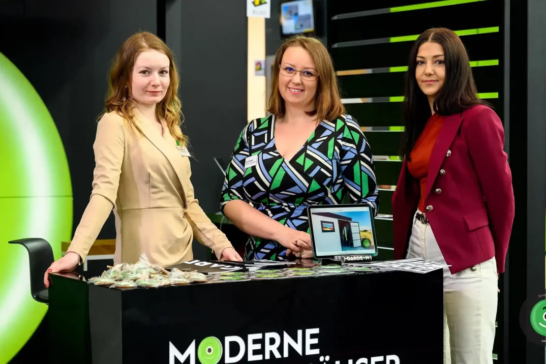 GARDEON Gartenhaus mit seitlicher Überdachung mit Kunden 3