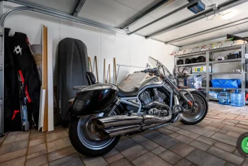 Vorgefertigte Garage GARDEON für einen PKW mit Pultdach - Innere 1