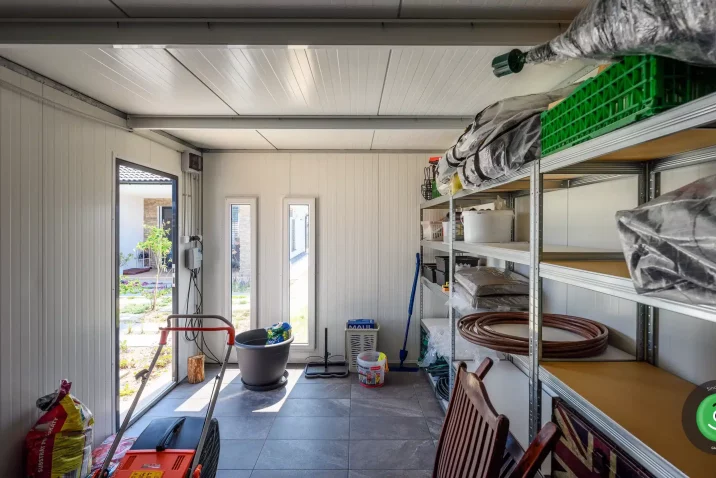 GARDEON Gartenhaus mit seitlicher Überdachung - Innere 2