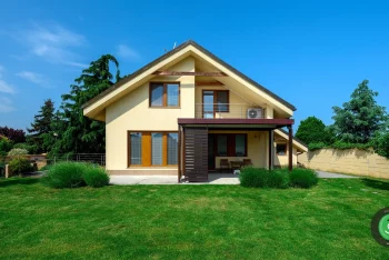 GARDEON-Pergola vor dem Haus 1