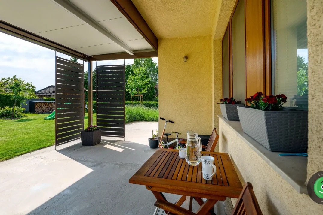 GARDEON-Pergola vor dem Haus 6