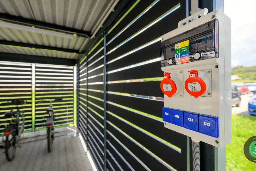 Stahlpergola GARDEON mit Design-Wandelementen 8