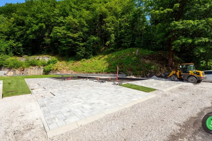 Vorbereiteter Fundament – Pflasterung für die Baumontage