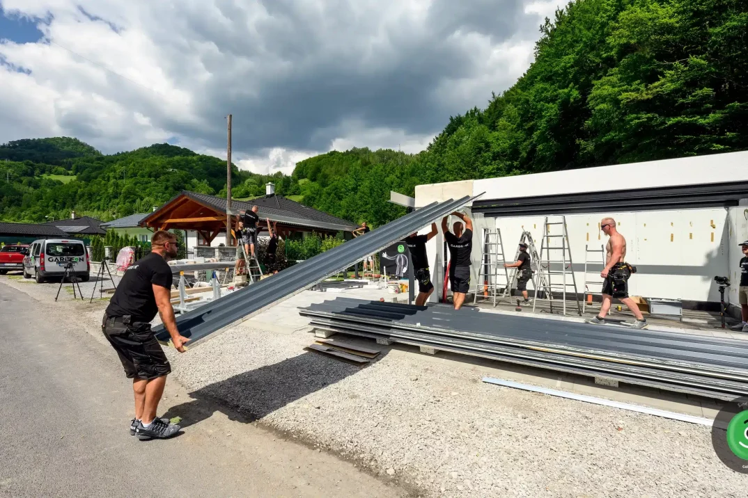 Montage des Daches auf der Garage