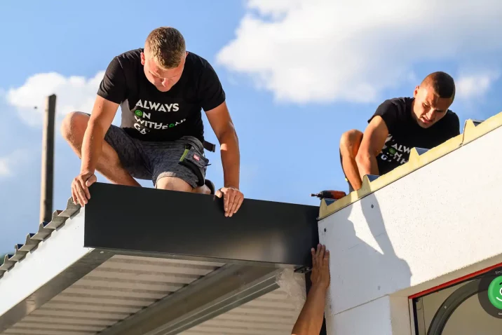 Fertigstellung des Daches auf dem Carport