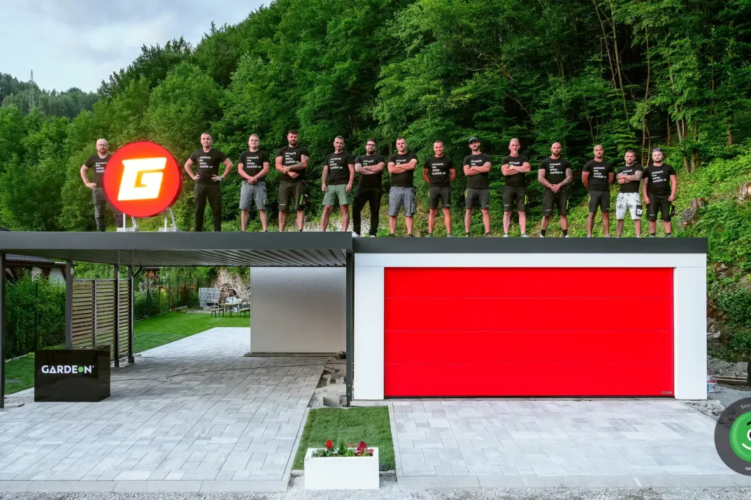 Monteure auf dem Dach von GARDEON-Gebäuden für Garage TV