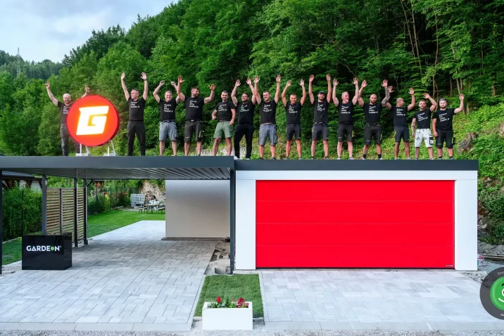 Monteure mit Rasto Chvala nach erfolgreicher Montage