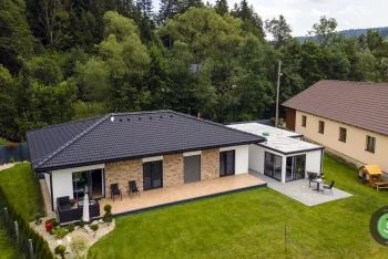 Individuelles Gartenhaus mit Garage