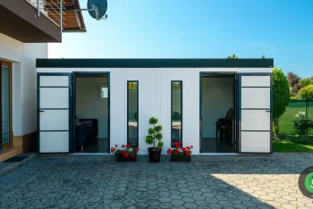 Modernes Gartenhaus in Weiß und Zubehör in RAL Farbe