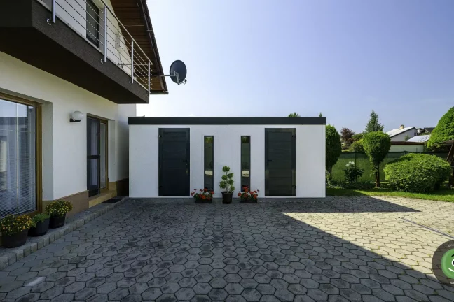 Modernes Gartenhaus in Weiß und Zubehör in RAL Farbe