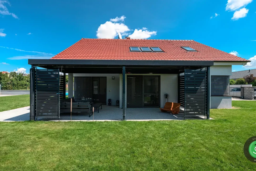 GARDEON Pergola dem Einfamilienhaus angepasst