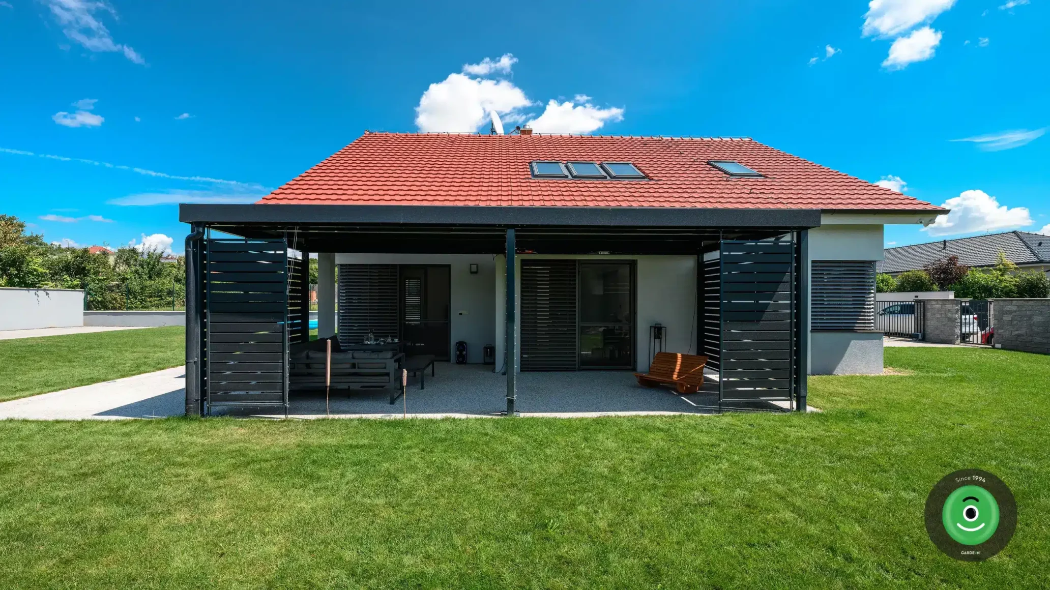 GARDEON Pergola dem Einfamilienhaus angepasst