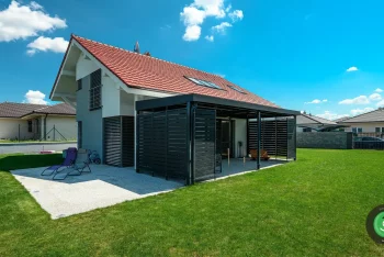 GARDEON Pergola dem Einfamilienhaus angepasst