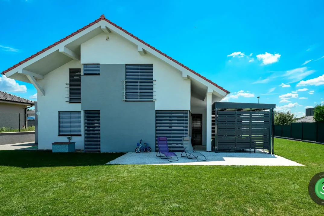 GARDEON Pergola dem Einfamilienhaus angepasst