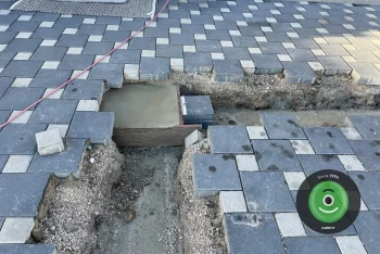 Ankerpunkte aus Beton versteckt unter der Pflasterung
