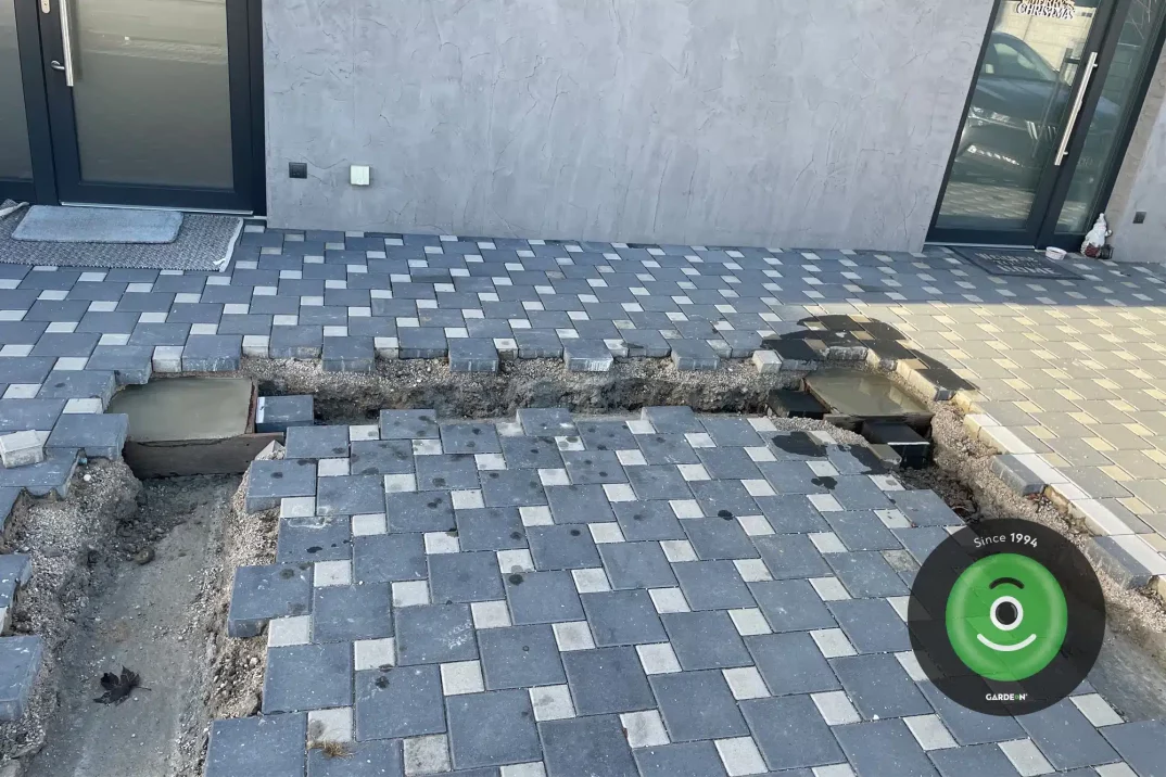 Ankerpunkte aus Beton versteckt unter der Pflasterung