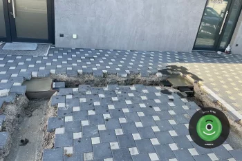 Ankerpunkte aus Beton versteckt unter der Pflasterung