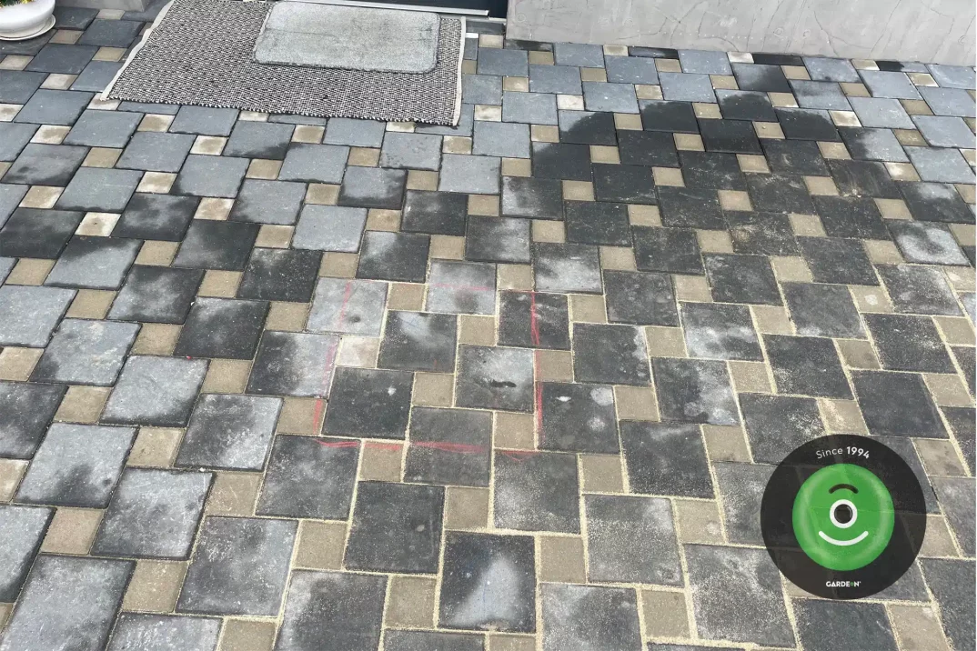 Ankerpunkte aus Beton versteckt unter der Pflasterung