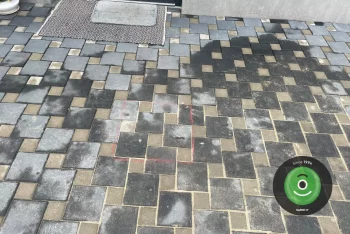 Ankerpunkte aus Beton versteckt unter der Pflasterung